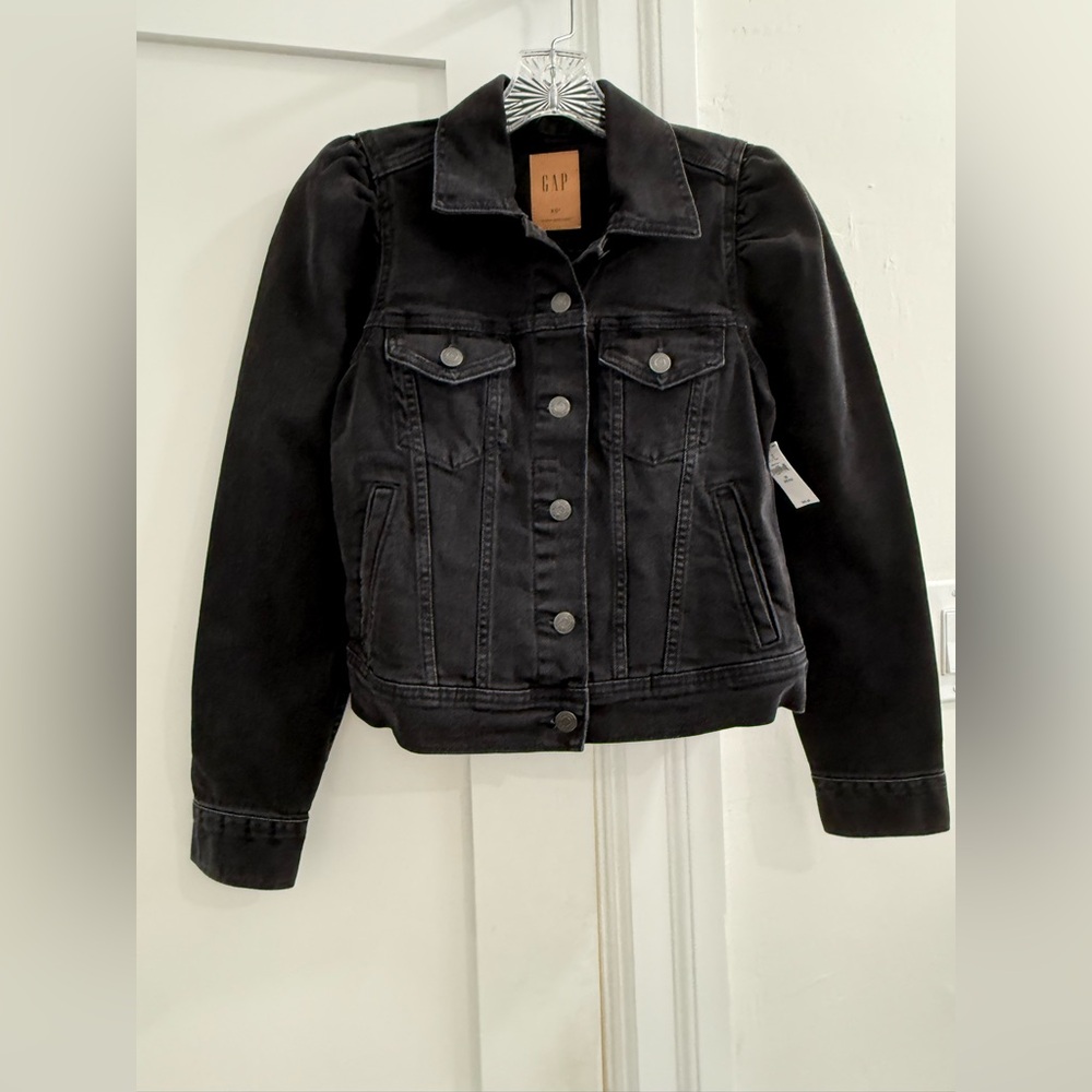 NWT Gap petite black denim Jean jacket with ruching details at tops of sleeves